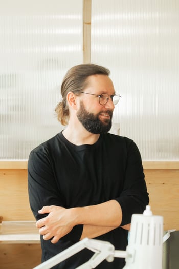 Kuvassa Timo Övermark
